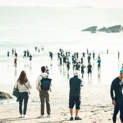 Départ de la natation d’un triathlon, sur la plage