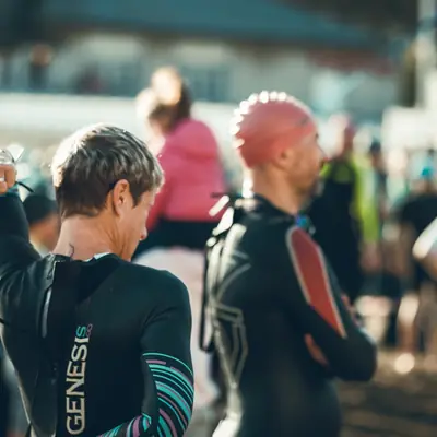 Triathlètes en combinaison avant le départ