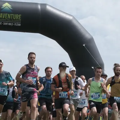 Départ d’une course de trail sous l’arche