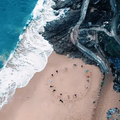 Vue aérienne par drone d’un groupe en cercle sur une plage bretonne